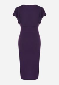 Born2be - Fioletowa Dopasowana Sukienka z Kopertowym Dekoltem i Falbankami Leolani. Okazja: na co dzień. Typ kołnierza: kołnierz z falbankami. Kolor: fioletowy. Materiał: jeans, tkanina. Sezon: lato. Typ sukienki: kopertowe. Styl: klasyczny, casual #6