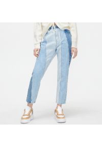 Cropp - Trójkolorowe jeansy straight - Niebieski. Kolor: niebieski. Długość: długie #1