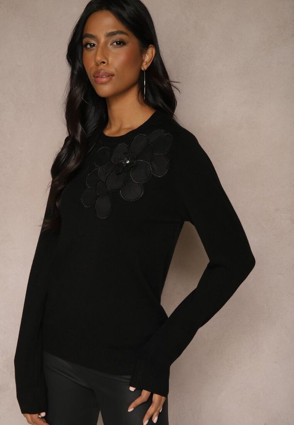 Renee - Czarny Sweter z Modalem i Wiskozą Ozdobiony Aplikacjami 3D Desalttia. Okazja: na co dzień. Kolor: czarny. Materiał: wiskoza. Wzór: aplikacja. Styl: casual