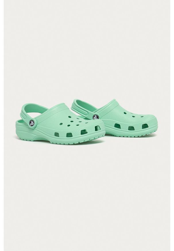 Crocs Klapki dziecięce kolor zielony. Nosek buta: okrągły. Kolor: zielony. Materiał: materiał. Wzór: gładki. Obcas: na obcasie. Wysokość obcasa: niski