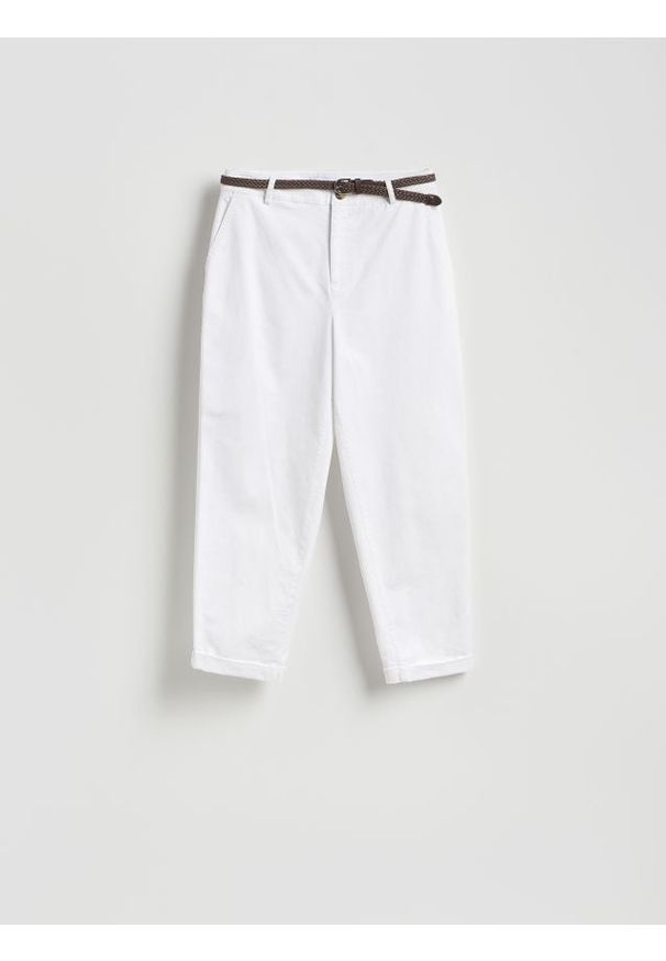 Reserved - Spodnie chino z paskiem - biały. Kolor: biały. Materiał: tkanina, bawełna