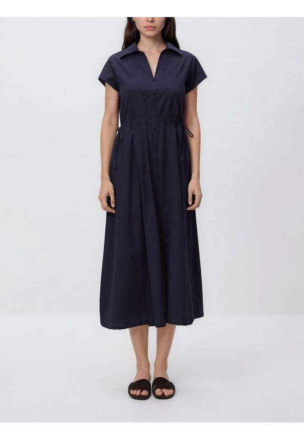 Reserved - Sukienka midi z wiązaniem - granatowy. Kolor: niebieski. Materiał: bawełna. Długość: midi