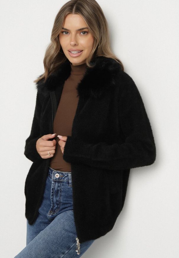 Born2be - Czarny Kardigan z Wełną z Futrzanym Kołnierzem Zapinany na Suwak Sistte. Okazja: na co dzień. Kolor: czarny. Materiał: wełna, futro. Długość rękawa: długi rękaw. Długość: długie. Styl: casual