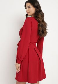 Born2be - Czerwona Rozkloszowana Sukienka z Kopertowym Dekoltem i Wszytym Wiązanym Paskiem Temithie. Okazja: na co dzień. Typ kołnierza: dekolt kopertowy. Kolor: czerwony. Materiał: jeans. Typ sukienki: kopertowe. Styl: casual, elegancki #6