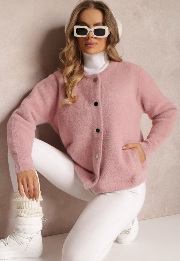 Renee - Różowy Kardigan Wełniany Zapinany Ierules. Kolor: różowy. Materiał: wełna. Długość rękawa: długi rękaw. Długość: długie. Styl: klasyczny