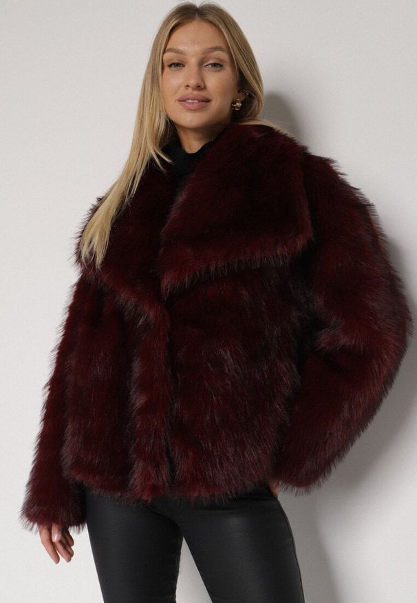 Born2be - Bordowa Kurtka Futerko z Szerokim Kołnierzem Vertilira. Okazja: na co dzień. Kolor: czerwony. Materiał: futro. Styl: wizytowy, casual, elegancki