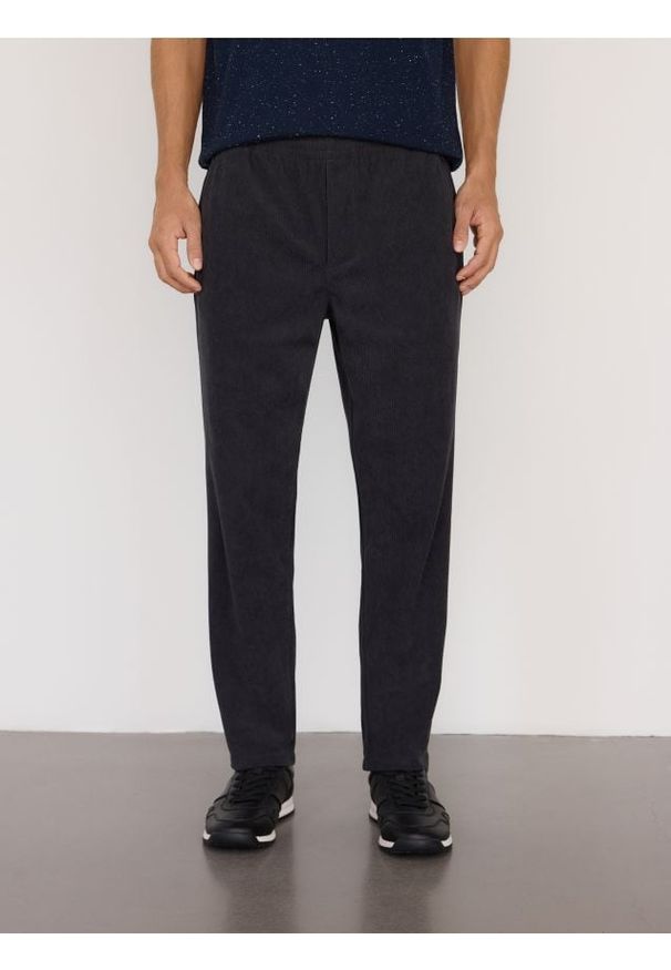 Reserved - Sztruksowe spodnie jogger - ciemnoszary. Kolor: szary. Materiał: sztruks