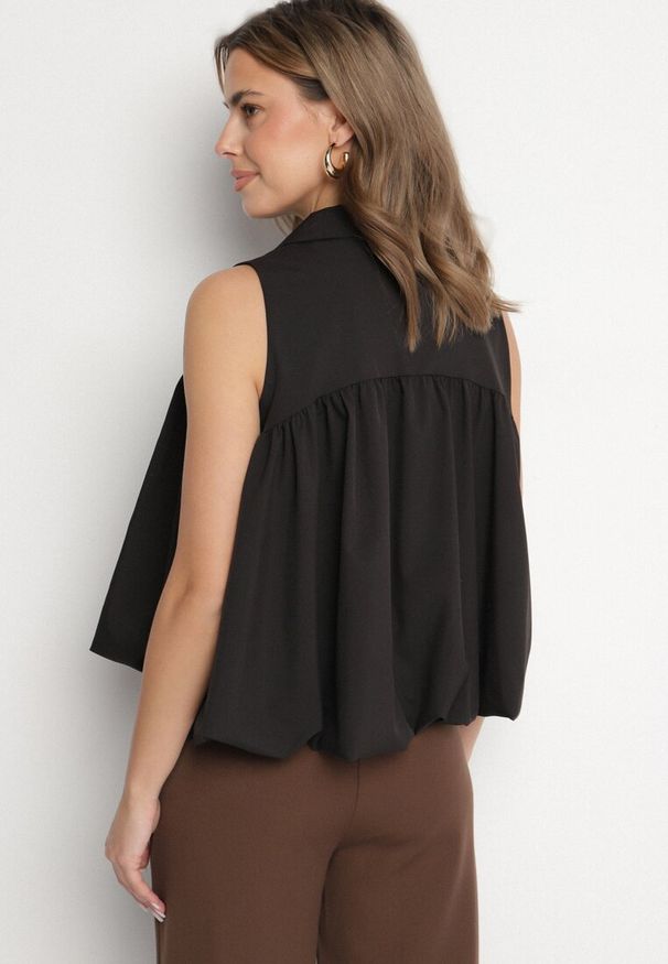 Born2be - Czarna Bluza Rozkloszowana Oversize z Kołnierzykiem Eridwen. Okazja: na co dzień. Typ kołnierza: kołnierzyk klasyczny, dekolt w serek. Kolor: czarny. Długość rękawa: długi rękaw. Długość: długie. Styl: klasyczny, casual