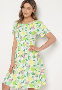 Born2be - Zielona Sukienka Hiszpanka z Bawełną i Motywem Cytrusów Avfila. Okazja: na co dzień. Typ kołnierza: dekolt hiszpanka. Kolor: zielony. Materiał: bawełna. Sezon: lato. Styl: casual, elegancki #1