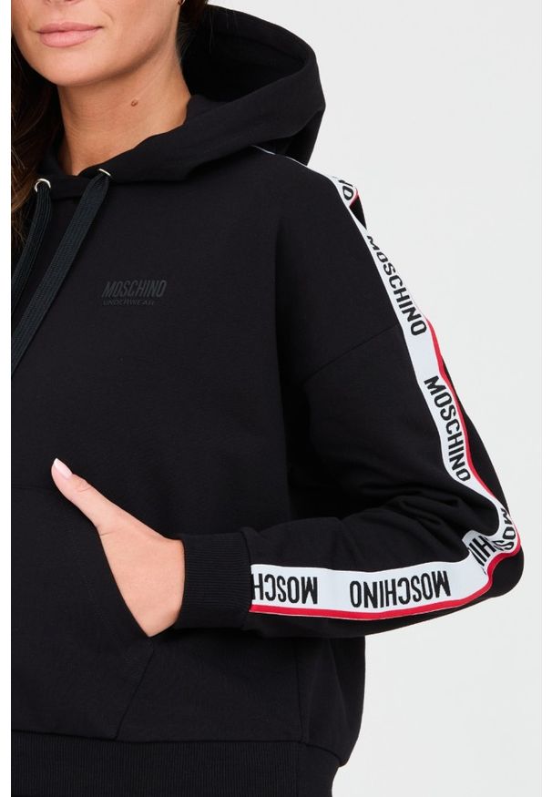 MOSCHINO Czarna bluza z kapturem i lampasami. Typ kołnierza: kaptur. Kolor: czarny