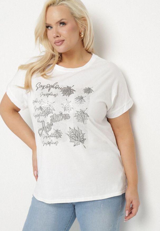 Born2be - Biały T-shirt z Bawełny o Kroju Nietoperza z Metalicznym Nadrukiem Olisenia. Okazja: na co dzień. Kolor: biały. Materiał: bawełna. Wzór: nadruk. Styl: casual