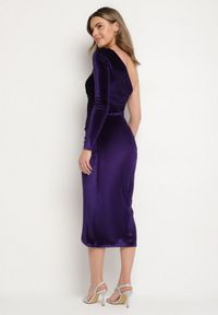 Born2be - Fioletowa Welurowa Sukienka o Asymetrycznym Kroju z Rozcięciem i Marszczeniem Folinda. Okazja: na ślub cywilny, na wesele, na imprezę. Kolor: fioletowy. Materiał: welur. Długość rękawa: długi rękaw. Typ sukienki: asymetryczne. Styl: elegancki #2