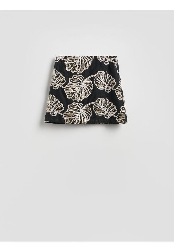 Reserved - Spódnica mini z haftem - czarny. Kolor: czarny. Materiał: tkanina. Wzór: haft