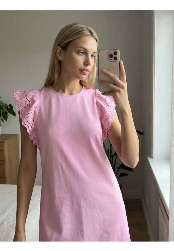 Sinsay - Sukienka mini z ażurowym rękawem - różowy. Kolor: różowy. Wzór: ażurowy. Długość: mini