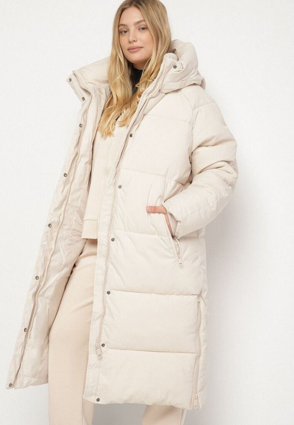 Born2be - Jasnobeżowa Pikowana Kurtka Zimowa z Kapturem i Bocznymi Suwakami Falossea. Okazja: na co dzień. Typ kołnierza: kaptur. Kolekcja: plus size. Kolor: beżowy. Materiał: jeans, dzianina, poliester. Sezon: zima. Styl: klasyczny, casual