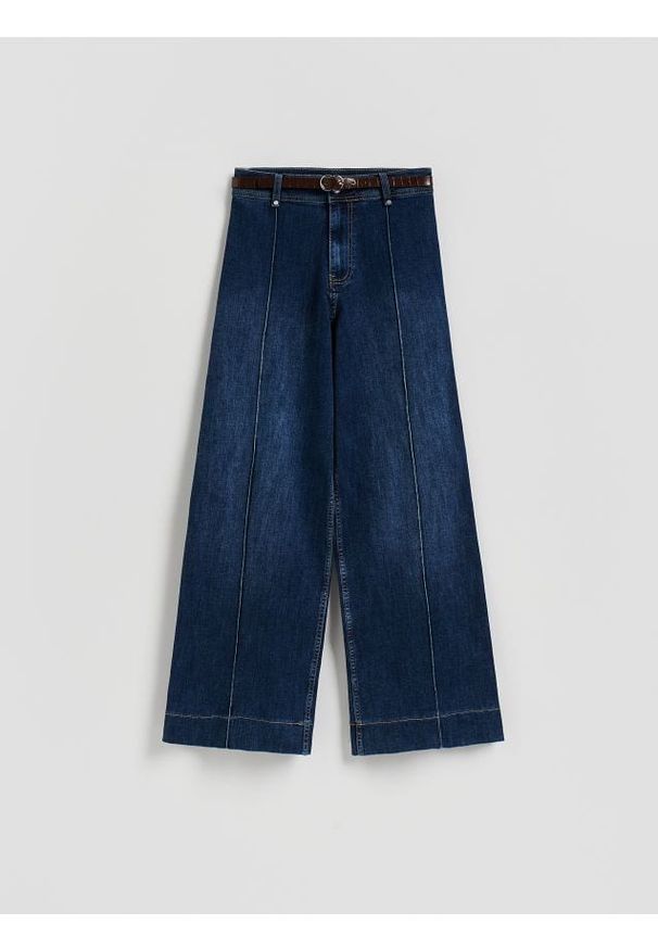 Reserved - Jeansy z paskiem - niebieski. Kolor: niebieski