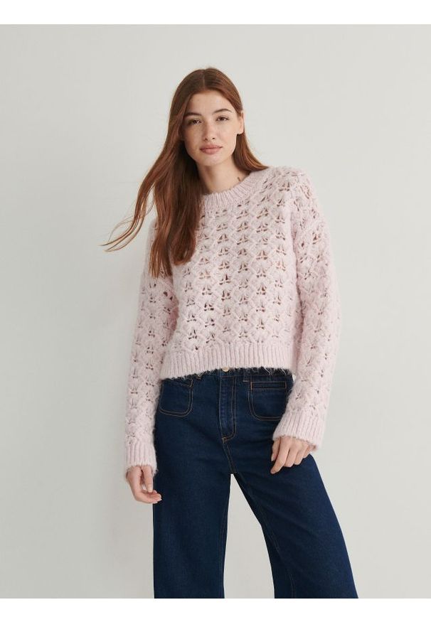 Reserved - Ażurowy sweter - pastelowy róż. Kolor: różowy. Materiał: dzianina. Wzór: ażurowy