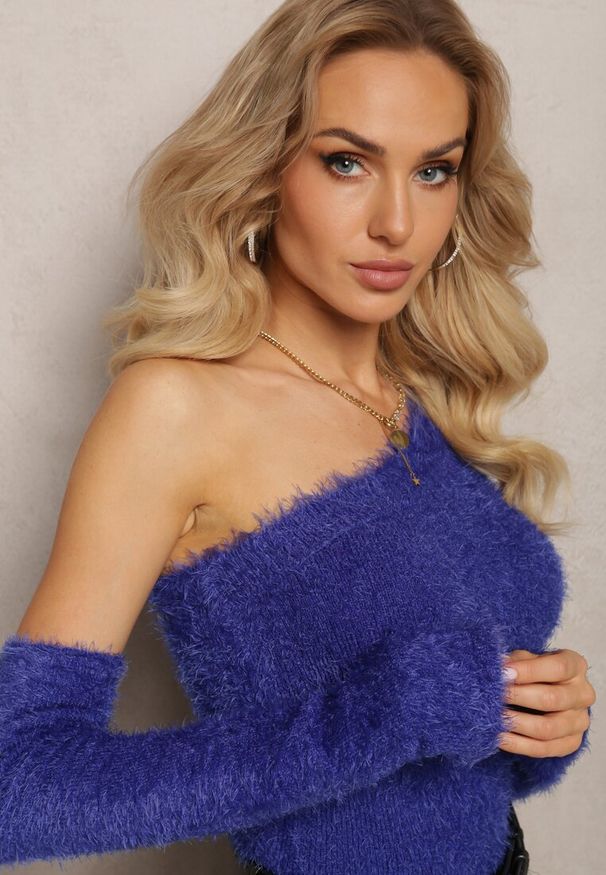 Renee - Granatowy Sweter na Jedno Ramię Pholy. Okazja: na co dzień. Kolor: niebieski. Długość rękawa: długi rękaw. Długość: długie. Styl: elegancki, casual