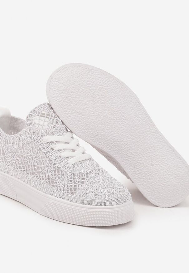 Renee - Białe Sneakersy z Ażurowej Koronki na Grubej Podeszwie Nanessia. Okazja: na co dzień. Kolor: biały. Materiał: koronka. Wzór: koronka, ażurowy