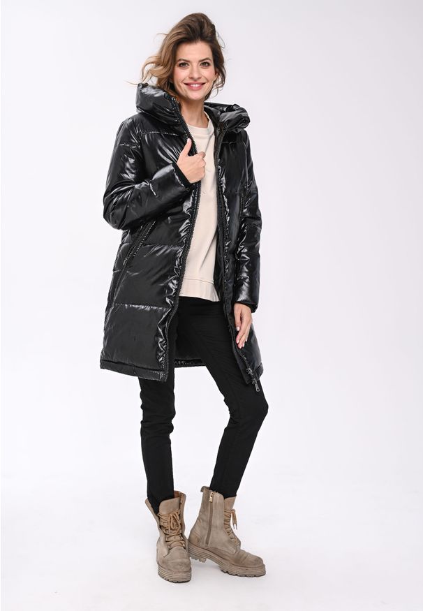 Volcano - Błyszcząca, długa kurtka J-BLANC. Kolor: czarny. Materiał: poliester, tkanina, materiał, poliamid, włókno, puch. Długość: długie. Sezon: zima. Styl: klasyczny