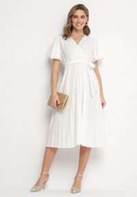 Born2be - Biała Sukienka Plisowana z Dekoltem w V z Paskiem w Talii Zolseki. Okazja: na co dzień. Kolor: biały. Styl: casual, klasyczny #7