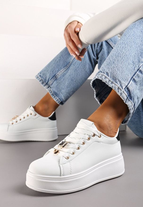 Born2be - Biało-Czarne Sneakersy na Grubej Podeszwie przed Kostkę z Metalowymi Zawieszkami Ozdobionymi Cyrkoniami Nasulla. Wysokość cholewki: przed kostkę. Kolor: biały. Wzór: aplikacja