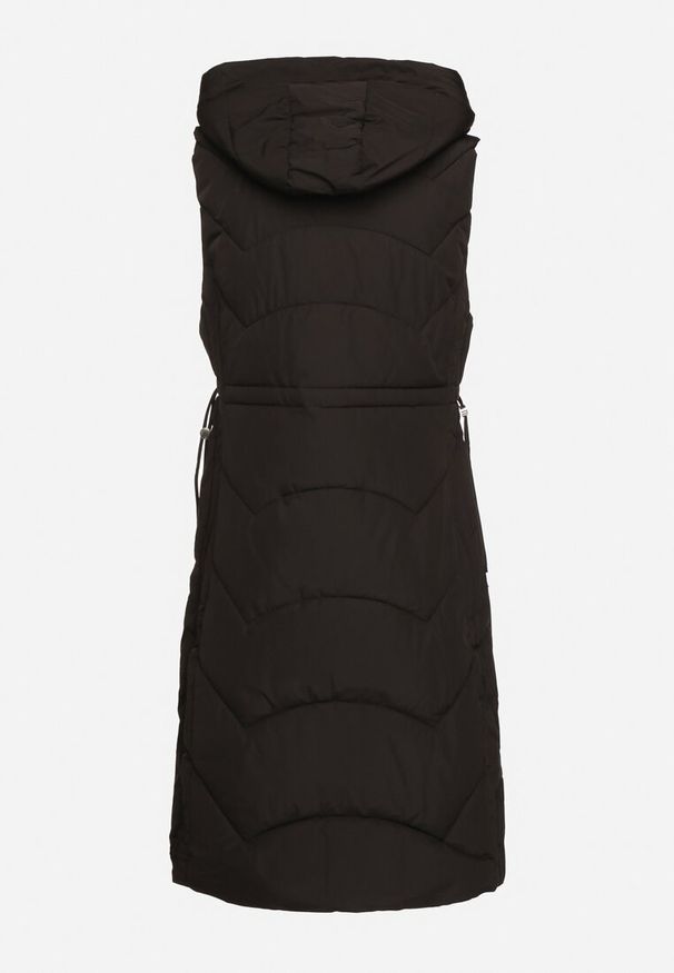 Born2be - Czarna Pikowana Kamizelka z Odpinanym Kapturem Ściągana w Pasie Asintea. Kolor: czarny. Materiał: jeans. Styl: elegancki