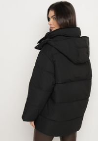 Born2be - Czarna Pikowana Kurtka o Kroju Oversize z Kapturem Kieszeniami i Cyrkoniami Metania. Okazja: na co dzień. Typ kołnierza: kaptur. Kolor: czarny. Materiał: dzianina, jeans. Długość rękawa: długi rękaw. Długość: długie. Wzór: aplikacja. Styl: wizytowy, casual, elegancki #5