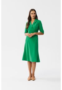 Stylove - Elegancka sukienka z kopertowym dekoltem i kołnierzem zielona. Okazja: na spotkanie biznesowe. Kolor: zielony. Typ sukienki: kopertowe. Styl: elegancki