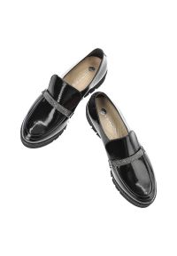 Czarne Półbuty Armodo Eleganckie Buty Damskie. Okazja: na spacer, na spotkanie biznesowe. Zapięcie: pasek. Kolor: czarny. Materiał: lakier, skóra. Wzór: aplikacja. Obcas: na platformie. Styl: elegancki #7
