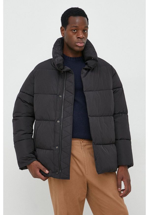 Trussardi Jeans - Trussardi kurtka kolor czarny zimowa oversize. Kolor: czarny. Sezon: zima
