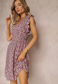Renee - Fioletowo-Różowa Wiskozowa Sukienka Mini z Gumkami w Pasie w Kwiatki Reeves. Typ kołnierza: dekolt kopertowy, kołnierz z falbankami. Kolor: fioletowy. Materiał: wiskoza. Wzór: kwiaty. Typ sukienki: kopertowe, rozkloszowane. Długość: mini