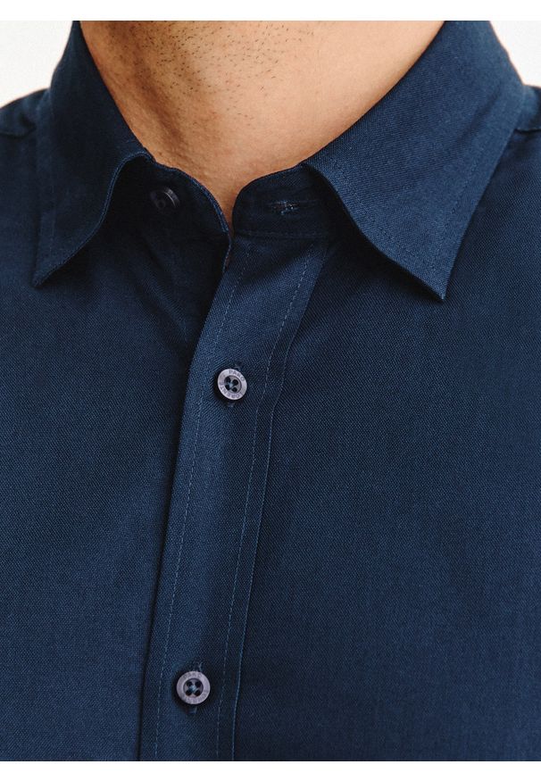 Pako Lorente - PAKO LORENTE – Granatowa bawełniana koszula męska. Kolor: czarny, niebieski. Materiał: bawełna. Długość rękawa: długi rękaw. Długość: długie. Wzór: gładki