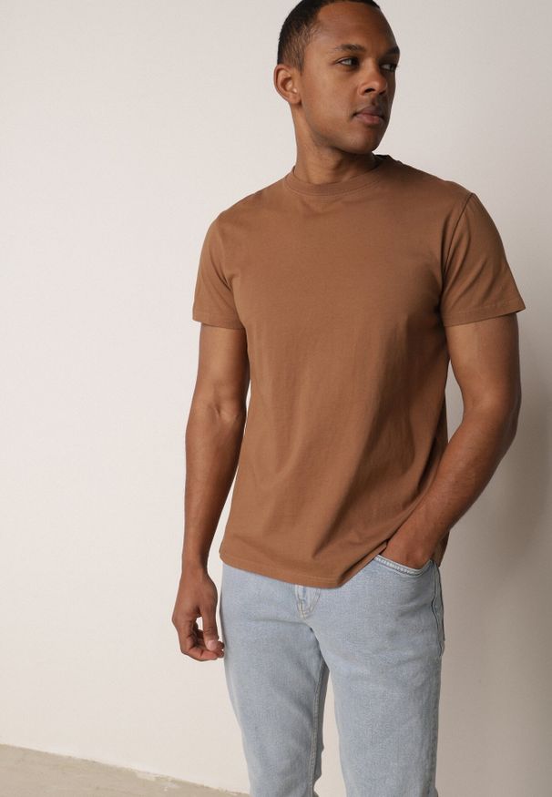 Born2be - Brązowa Gładka Koszulka T-shirt z Bawełny o Prostym Kroju Sarusa. Okazja: na co dzień, na randkę. Kolor: brązowy. Materiał: bawełna. Wzór: gładki. Styl: casual, klasyczny