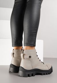 Renee - Ciemnobeżowe Botki Workery Potocki z Metalicznym Nitem Pioaza. Okazja: na co dzień. Kolor: beżowy. Materiał: skóra. Styl: street, casual #6