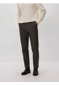 Reserved - Spodnie chino slim fit - ciemnobrązowy. Kolor: brązowy. Materiał: tkanina, bawełna #1