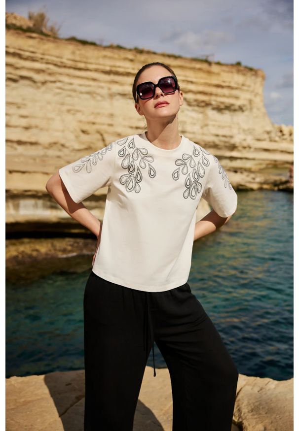 MOODO - Bawełniana bluzka z nardukiem biała. Kolor: biały. Materiał: bawełna