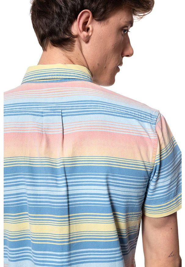 Wrangler - KOSZULA MĘSKA KRÓTKI RĘKAW WRANGLER SS 1 PKT BUTTON DOWN LIGHT INDIGO W5J21GX4E 112130173. Typ kołnierza: button down. Długość rękawa: krótki rękaw. Długość: krótkie