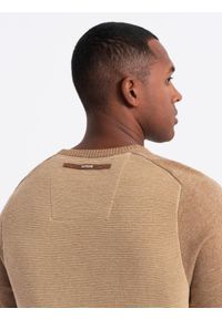 Ombre Clothing - Męski bawełniany sweter z naszywką i raglanowymi rękawami – brązowy V4 OM-SWSW-0121 - XXL. Okazja: na co dzień. Kolor: brązowy. Materiał: bawełna. Długość rękawa: raglanowy rękaw. Wzór: aplikacja. Styl: casual #4