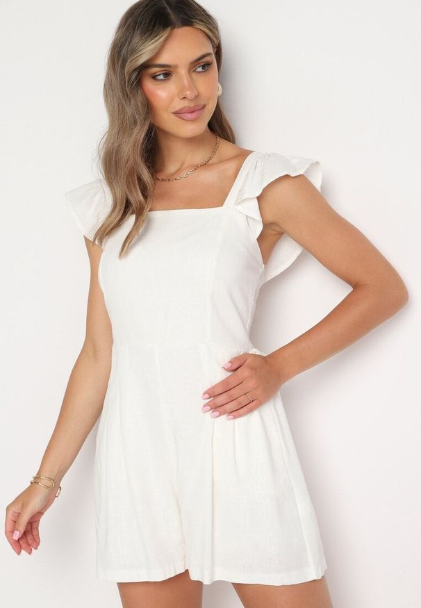 Born2be - Biały Kombinezon Bawełniany na Ramiączkach z Falbanką i Krótkimi Nogawkami Liadia. Kolor: biały. Materiał: bawełna. Długość rękawa: na ramiączkach. Długość: krótkie. Styl: klasyczny