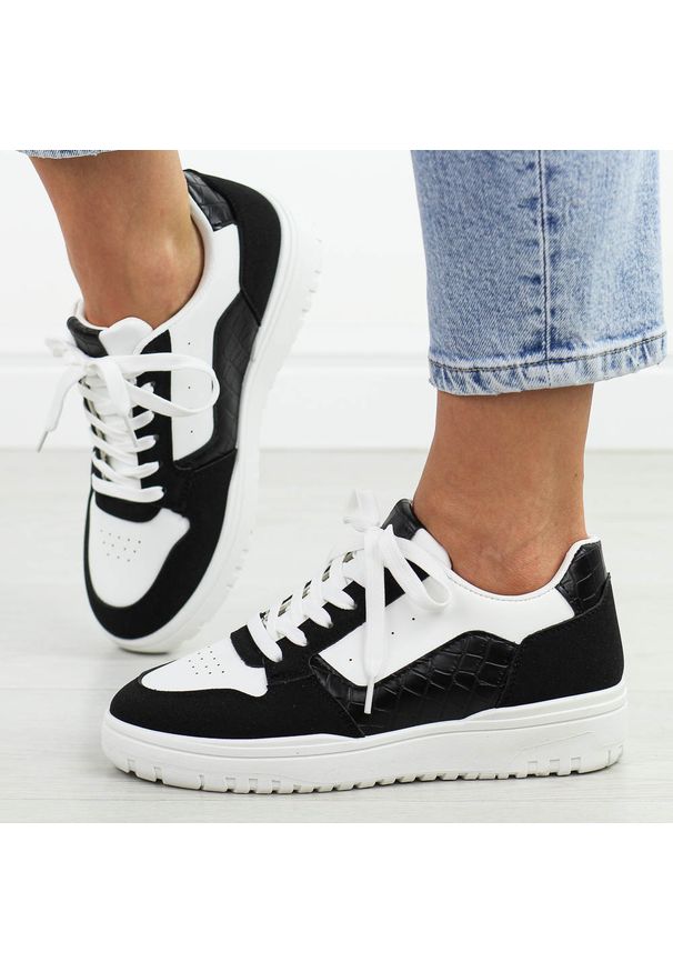 Białe czarne sportowe buty damskie McBraun 23263. Kolor: biały. Materiał: skóra. Szerokość cholewki: normalna. Wzór: kolorowy. Sezon: wiosna, lato. Obcas: na platformie. Sport: turystyka piesza, fitness