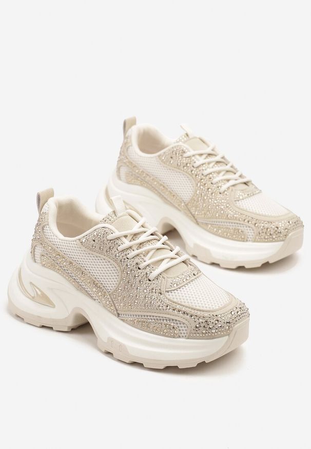 Renee - Beżowe Sneakersy na Platformie Ozdobione Cyrkoniami Kornelai. Okazja: na co dzień. Kolor: beżowy. Wzór: aplikacja. Obcas: na platformie