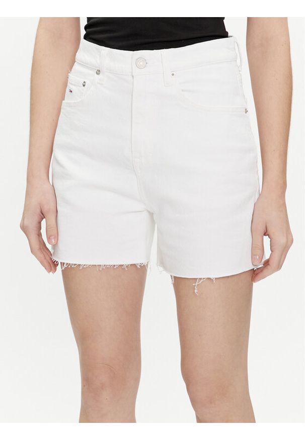 Tommy Jeans Szorty jeansowe DW0DW17636 Biały Mom Fit. Kolor: biały. Materiał: bawełna
