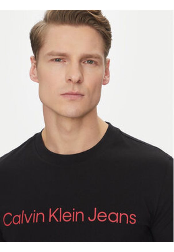 Calvin Klein Jeans T-Shirt J30J322552 Czarny Slim Fit. Kolor: czarny. Materiał: bawełna