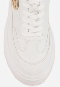 Born2be - Białe Sneakersy Vices na Platformie Zdobione Okrągłą Aplikacją Wodvire. Okazja: na spacer, na co dzień. Nosek buta: okrągły. Kolor: biały. Materiał: jeans. Szerokość cholewki: normalna. Wzór: aplikacja. Obcas: na platformie. Sport: turystyka piesza #2