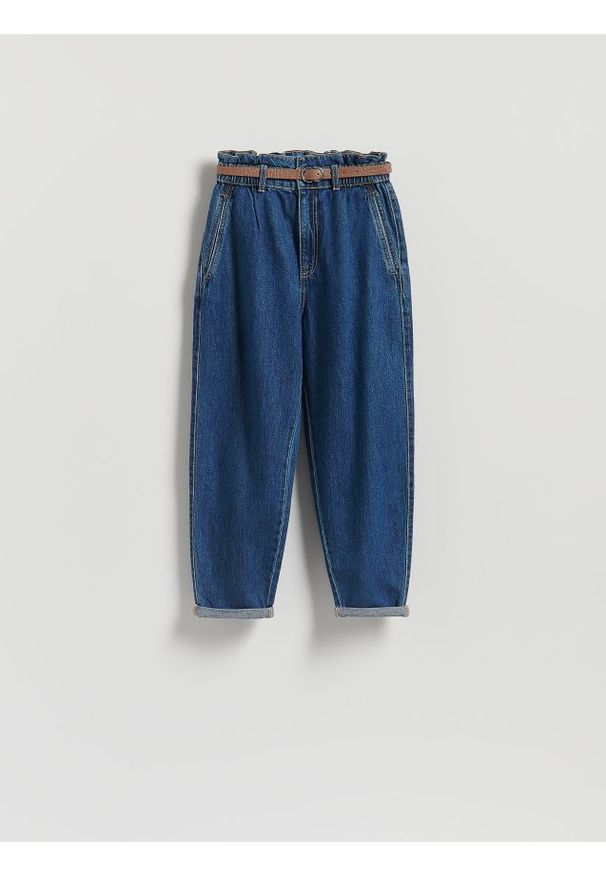 Reserved - Jeansy paperbag z paskiem - granatowy. Kolor: niebieski
