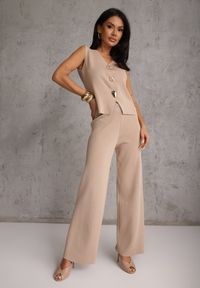 Renee - Jasnobrązowy Komplet z Wiskozą Szerokie Spodnie i Kamizelka z Aplikacjami 3D Hirimi. Kolor: brązowy. Materiał: wiskoza. Wzór: aplikacja #3