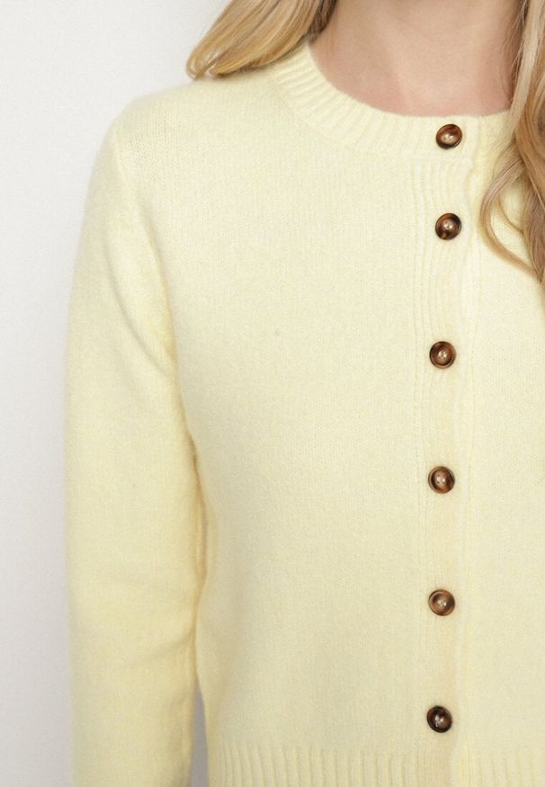 Born2be - Żółty Kardigan z Wełną o Prostym Kroju z Okrągłym Dekoltem Reissima. Kolor: żółty. Materiał: wełna. Długość rękawa: długi rękaw. Długość: długie. Styl: klasyczny