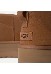 Ugg - Buty zimowe damskie brązowe UGG W CLASSIC ULTRA MINI PLATFORM. Okazja: na co dzień. Kolor: brązowy. Materiał: lyocell, poliester, skóra, materiał, zamsz, wełna. Szerokość cholewki: normalna. Wzór: aplikacja. Sezon: zima. Obcas: na platformie. Styl: klasyczny, casual