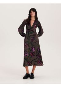 Reserved - Sukienka w kwiatowy print - wielobarwny. Materiał: tkanina. Wzór: kwiaty, nadruk